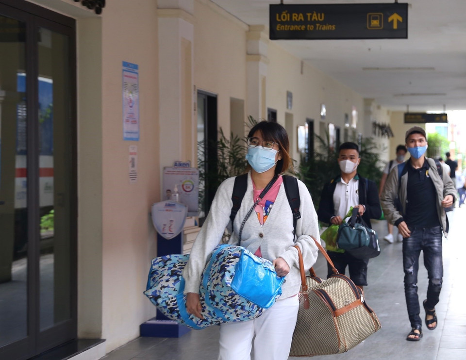 Các hành khách đi tàu phải viết Cam kết phòng, chống dịch COVID-19, di chuyển thẳng từ ga về nơi cư trú và thông báo ngay với chính quyền địa phương. (Ảnh: Hoàng Hiếu/TTXVN)