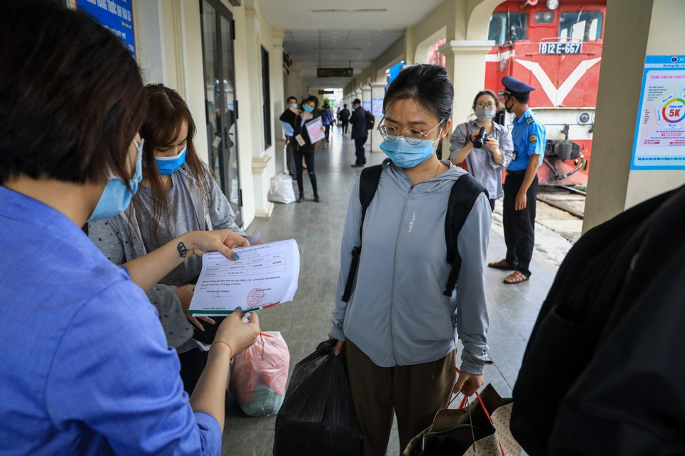 Hành khách khai báo y tế với chính quyền địa phương nơi đến tại Ga Long Biên. (Ảnh: Thành Đạt/TTXVN)