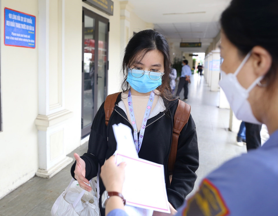 Các hành khách đầu tiên di chuyển về Hà Nội bằng tàu hỏa. (Ảnh: Hoàng Hiếu/TTXVN)