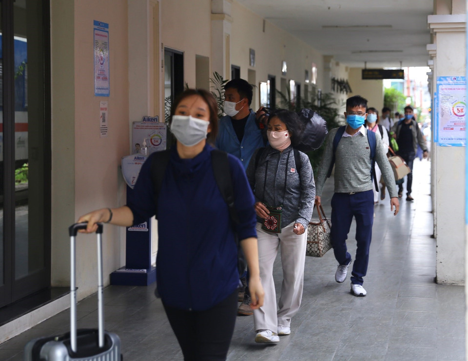 Hành khách sau khi xuống ga về nơi cư trú phải đảm bảo tự theo dõi sức khỏe, thực hiện cách ly theo quy định. (Ảnh: Hoàng Hiếu/TTXVN)