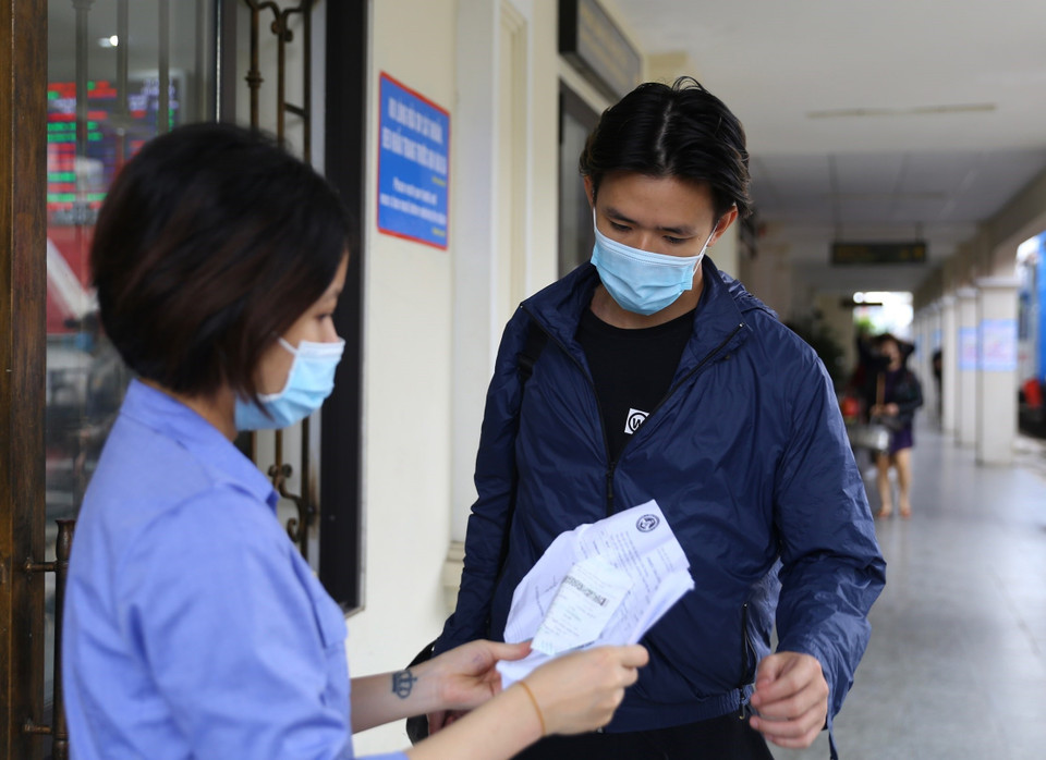 Hành khách bắt buộc phải có giấy xét nghiệm âm tính với SARS-CoV-2 trong vòng 72h. (Ảnh: Hoàng Hiếu/TTXVN)