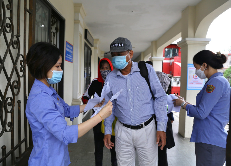 Hành khách đầy đủ giấy tờ cần thiết mới được rời ga Long Biên. (Ảnh: Hoàng Hiếu/TTXVN)