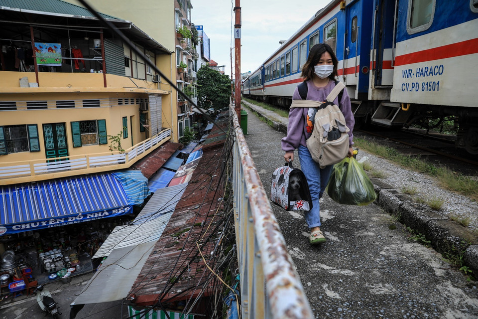 11h 45 phút sáng 13/10 những hành khách đầu tiên trên chuyến tàu LP6 từ Hải Phòng đã xuống ga Long Biên (Hà Nội). (Ảnh: Thành Đạt/TTXVN)