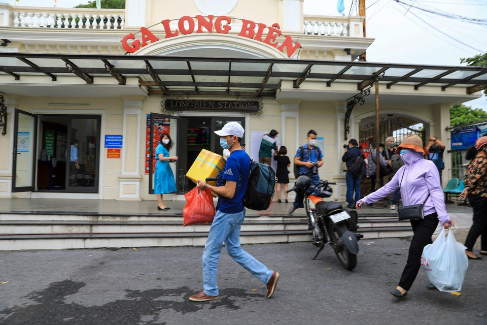 11h 45 phút sáng 13/10 những hành khách đầu tiên trên chuyến tàu LP6 từ Hải Phòng đã xuống ga Long Biên (Hà Nội). (Ảnh: Thành Đạt/TTXVN)