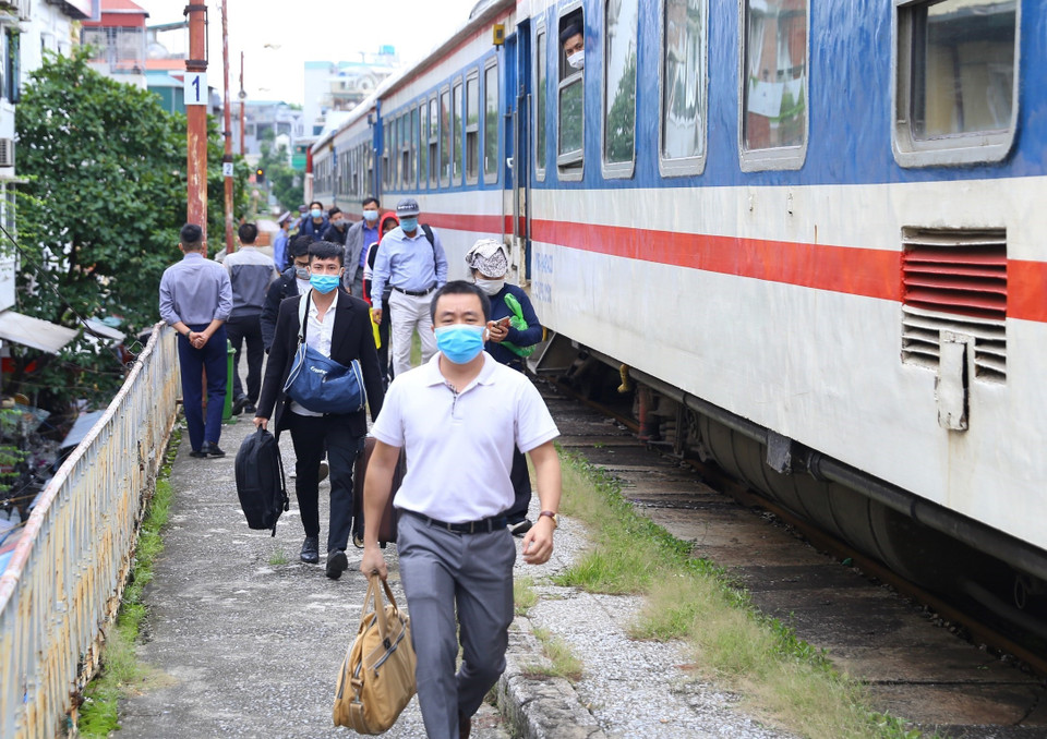 Các hành khách của tàu LP6 tuyến Hà Nội-Hải Phòng xuống ga Long Biên trưa 13/10. (Ảnh: Hoàng Hiếu/TTXVN)