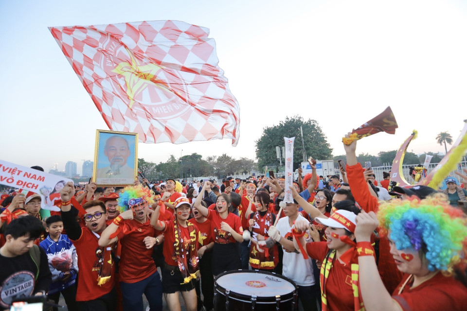 Đông đảo khán giả đến cổ vũ cho đội tuyển Việt Nam trong trận Chung kết lượt đi AFF Cup 2022 với đối thủ nhiều duyên nợ Thái Lan. (Ảnh: Minh Quyết/TTXVN)