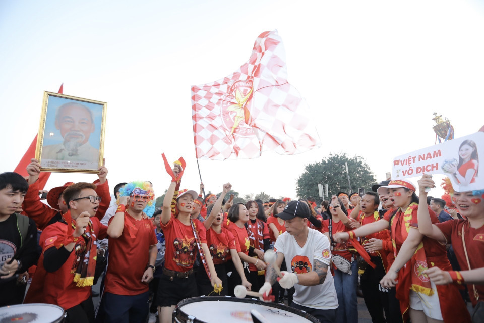 Khán giả đến cổ vũ cho đội tuyển Việt Nam. (Ảnh: Minh Quyết/TTXVN)