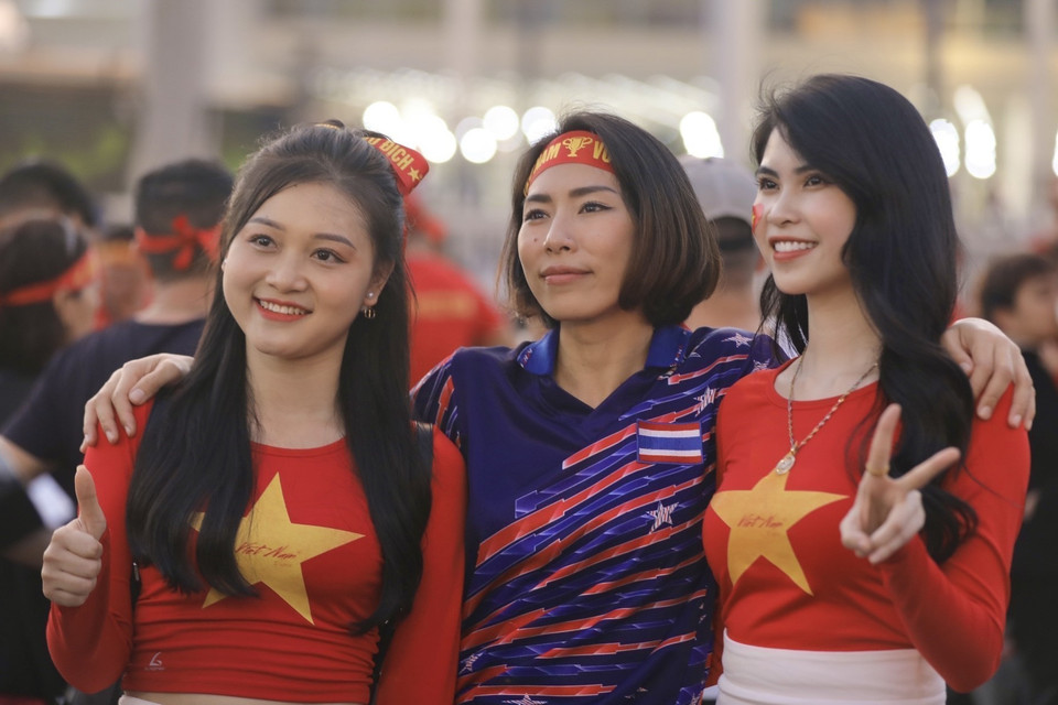 Cổ động viên Thái Lan chụp ảnh chung với cổ động viên Việt Nam trước trận đấu. (Ảnh: Minh Quyết/TTXVN)
