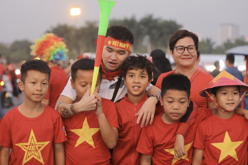 Nhiều cháu bé cũng theo người thân đến sân cổ vũ cho đội tuyển Việt Nam. (Ảnh: Minh Quyết/TTXVN)