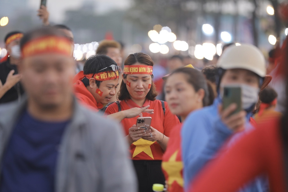 Khán giả đến sân cổ vũ cho đội tuyển Việt Nam. (Ảnh: Minh Quyết/TTXVN)