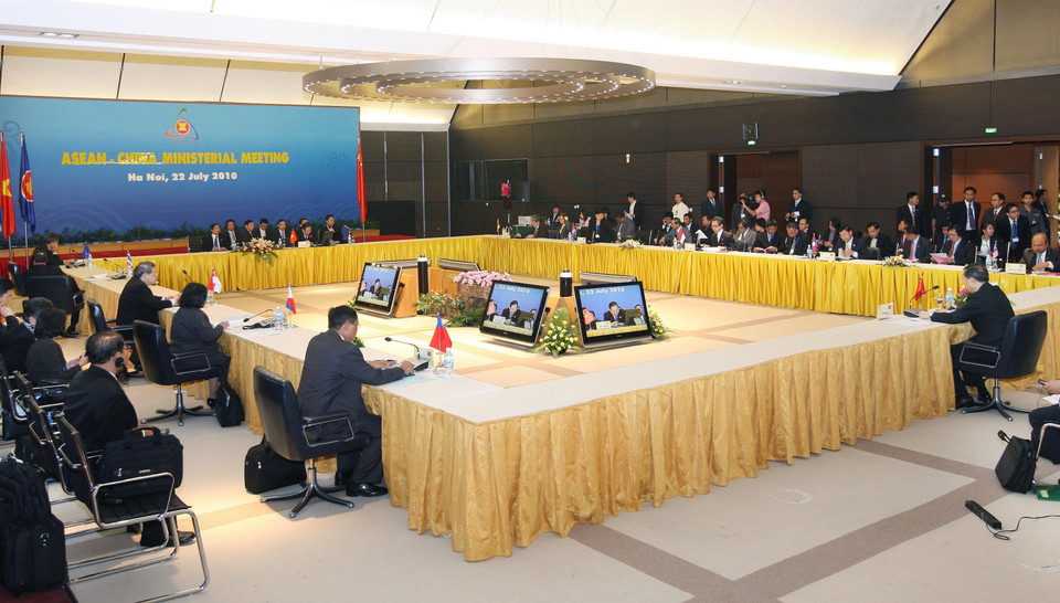 Hội nghị ASEAN-Trung Quốc, trong khuôn khổ Hội nghị Bộ trưởng Ngoại giao ASEAN 43 và các hội nghị liên quan, ngày 22/7/2010, tại Hà Nội - Năm Việt Nam làm Chủ tịch ASEAN. (Ảnh: Nhan Sáng/TTXVN)