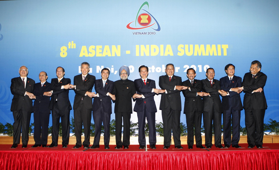 Thủ tướng Nguyễn Tấn Dũng, Chủ tịch ASEAN 2010 và Thủ tướng Ấn Độ cùng các trưởng đoàn chụp ảnh chung tại Hội nghị Cấp cao ASEAN-Ấn Độ lần thứ 8, sáng 30/10/2010, tại Hà Nội. (Ảnh: Đức Tám/TTXVN)