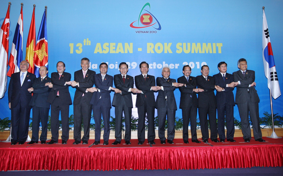 Thủ tướng Nguyễn Tấn Dũng, Chủ tịch ASEAN 2010 và Tổng thống Hàn Quốc Lee Myung-park đồng chủ trì Hội nghị Cấp cao ASEAN-Hàn Quốc lần thứ 13, trong khuôn khổ Hội nghị Cấp cao ASEAN lần thứ 17 và các hội nghị cấp cao liên quan, ngày 29/10/2010, tại Hà Nội. (Ảnh: Nhan Sáng/TTXVN)
