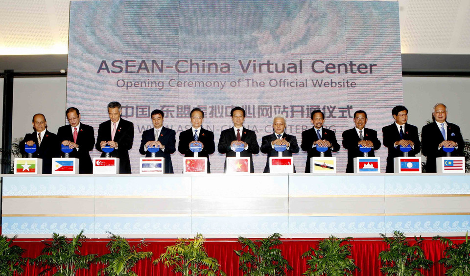 Thủ tướng Nguyễn Tấn Dũng, Thủ tướng Trung Quốc Ôn Gia Bảo và Trưởng đoàn các nước ASEAN ấn nút khai trương Trang thông tin điện tử Trung tâm ASEAN-Trung Quốc, trong khuôn khổ Hội nghị Cấp cao ASEAN lần thứ 17 và các hội nghị cấp cao liên quan, chiều 29/10/2010, tại Hà Nội. (Ảnh: Đức Tám/TTXVN)