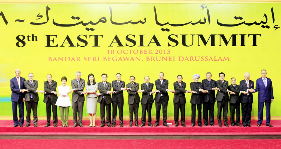 Thủ tướng Nguyễn Tấn Dũng và các trưởng đoàn chụp ảnh chung tại Hội nghị Cấp cao Đông Á (EAS) lần thứ 8, ngày 10/10/2013 ở thủ đô Bandar Seri Begawan (Brunei). (Ảnh: Đức Tám/TTXVN)