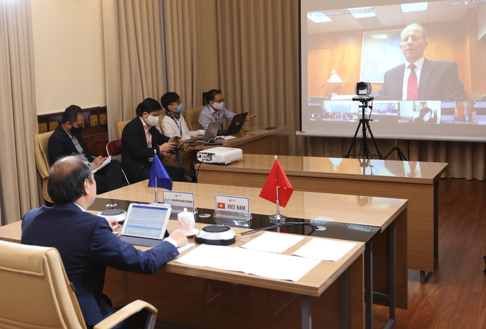 Sáng 1/4/2020, tại Hà Nội, Thứ trưởng Ngoại giao Nguyễn Quốc Dũng, Trưởng SOM ASEAN của Việt Nam, Chủ tịch Hội nghị các quan chức cao cấp ASEAN tham dự Hội nghị trực tuyến ASEAN-Hoa Kỳ về ứng phó với các vấn đề y tế cộng đồng khẩn cấp. (Ảnh: Dương Giang/TTXVN)