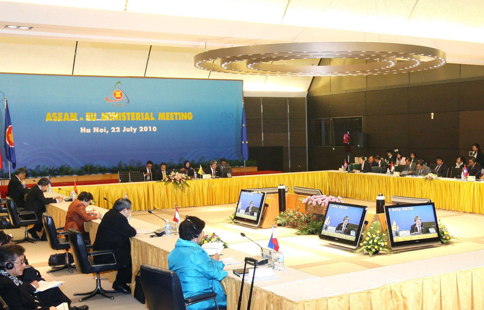 Hội nghị ASEAN-EU, trong khuôn khổ Hội nghị Bộ trưởng Ngoại giao ASEAN 43 và các hội nghị liên quan, ngày 22/7/2010, tại Hà Nội. (Ảnh: Nhan Sáng/TTXVN)