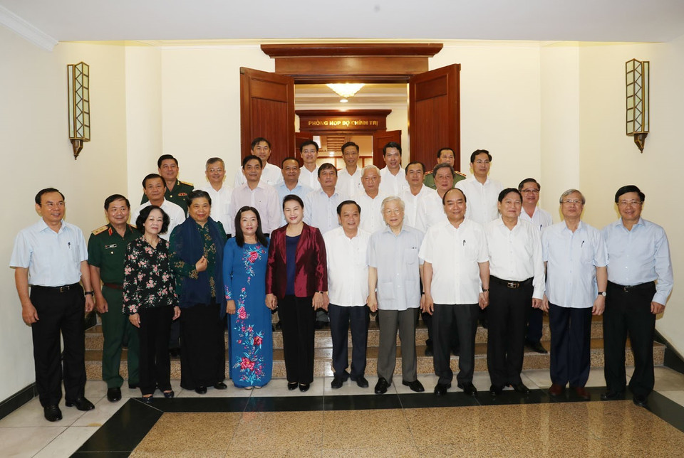 Tổng Bí thư, Chủ tịch nước Nguyễn Phú Trọng và các đồng chí Bộ Chính trị chụp ảnh cùng Ban Thường vụ Thành ủy Cần Thơ. (Ảnh: Trí Dũng/TTXVN)