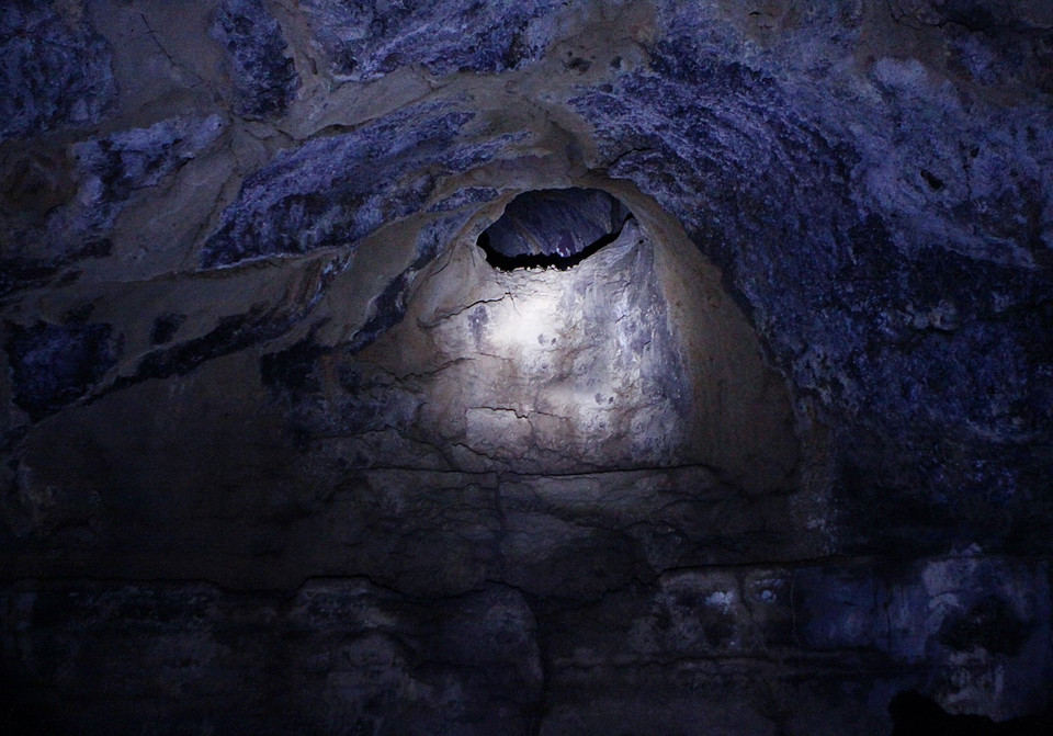 Núi lửa phun trào dòng dung nham và tiếp xúc với không khí, nguội dần và đông cứng tạo nên hóa thạch và những hoa văn tự nhiên. (Ảnh: Dương Giang/TTXVN)