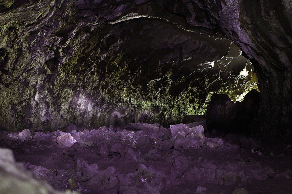 Mỗi hang động trong hệ thống hang có sự khác biệt về chiều dài, hướng phát triển, dấu tích dòng chảy dung nham, đặc điểm thạch nhũ, di tích thực vật... (Ảnh: Dương Giang/TTXVN)