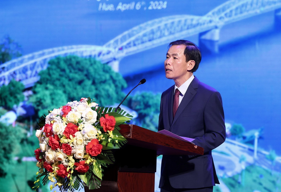 Chủ tịch Ủy ban Nhân dân tỉnh Thừa Thiên Huế phát biểu khai mạc hội nghị. (Ảnh: Dương Giang/TTXVN)