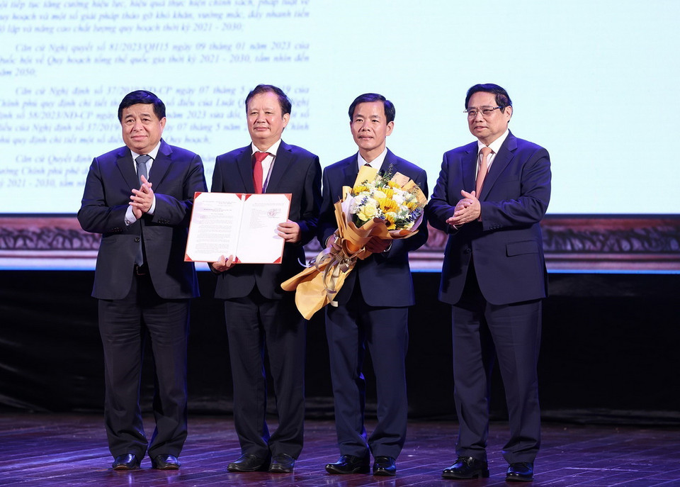 Thủ tướng Phạm Minh Chính trao Quyết định công bố quy hoạch cho đại diện lãnh đạo tỉnh Thừa Thiên-Huế. (Ảnh: Dương Giang/TTXVN)