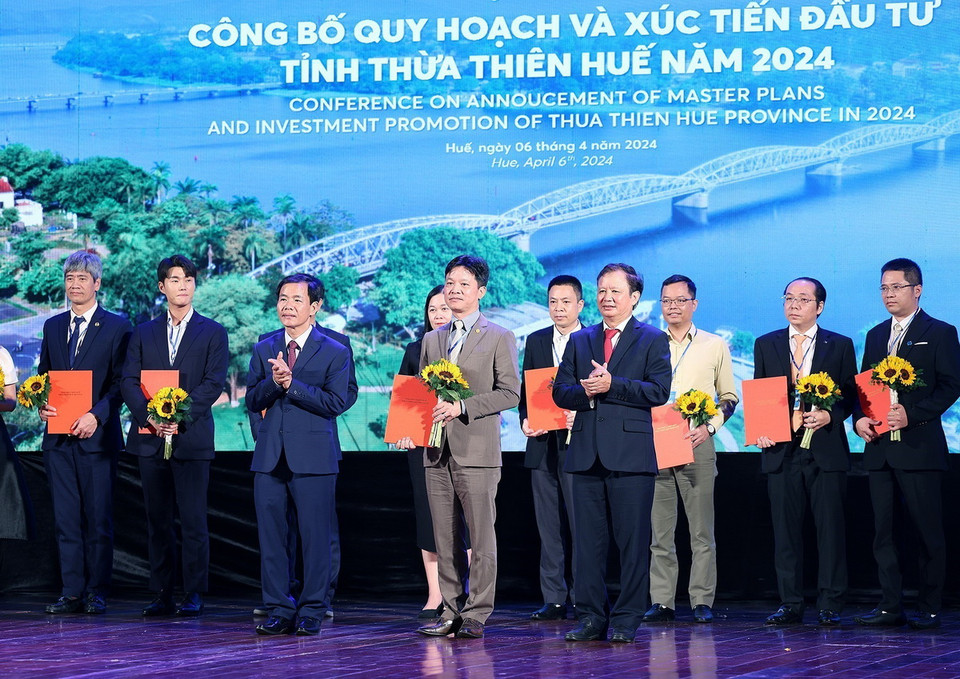 Lãnh đạo tỉnh Thừa Thiên-Huế trao chứng nhận và chủ trương đầu tư cho các doanh nghiệp. (Ảnh: Dương Giang/TTXVN)