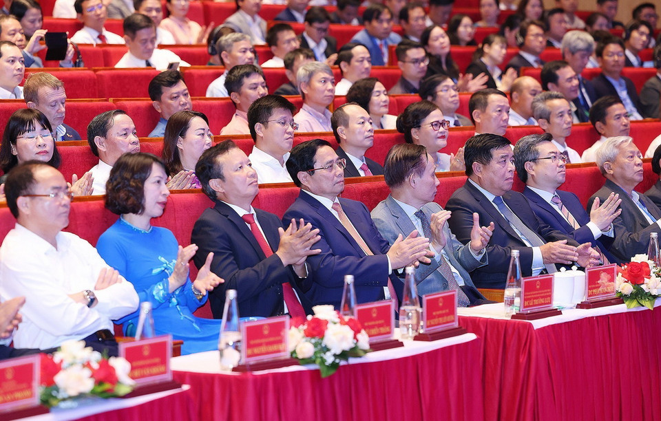 Thủ tướng Phạm Minh Chính và các đại biểu dự Hội nghị công bố Quy hoạch tỉnh Thừa Thiên-Huế. (Ảnh: Dương Giang/TTXVN)