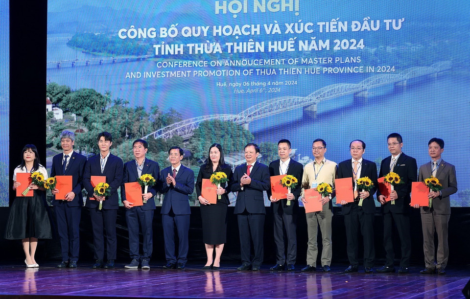Lãnh đạo tỉnh Thừa Thiên-Huế trao chứng nhận và chủ trương đầu tư cho các doanh nghiệp. (Ảnh: Dương Giang/TTXVN)