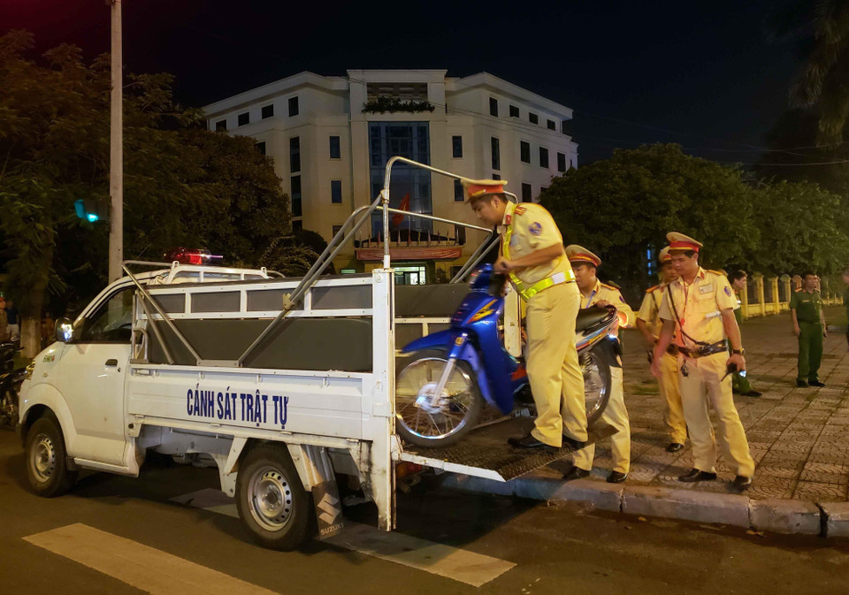 Lực lượng chức năng thu giữ nhiều xe máy của các đối tượng đua xe trái phép. (Ảnh: Hoàng Hùng/TTXVN)