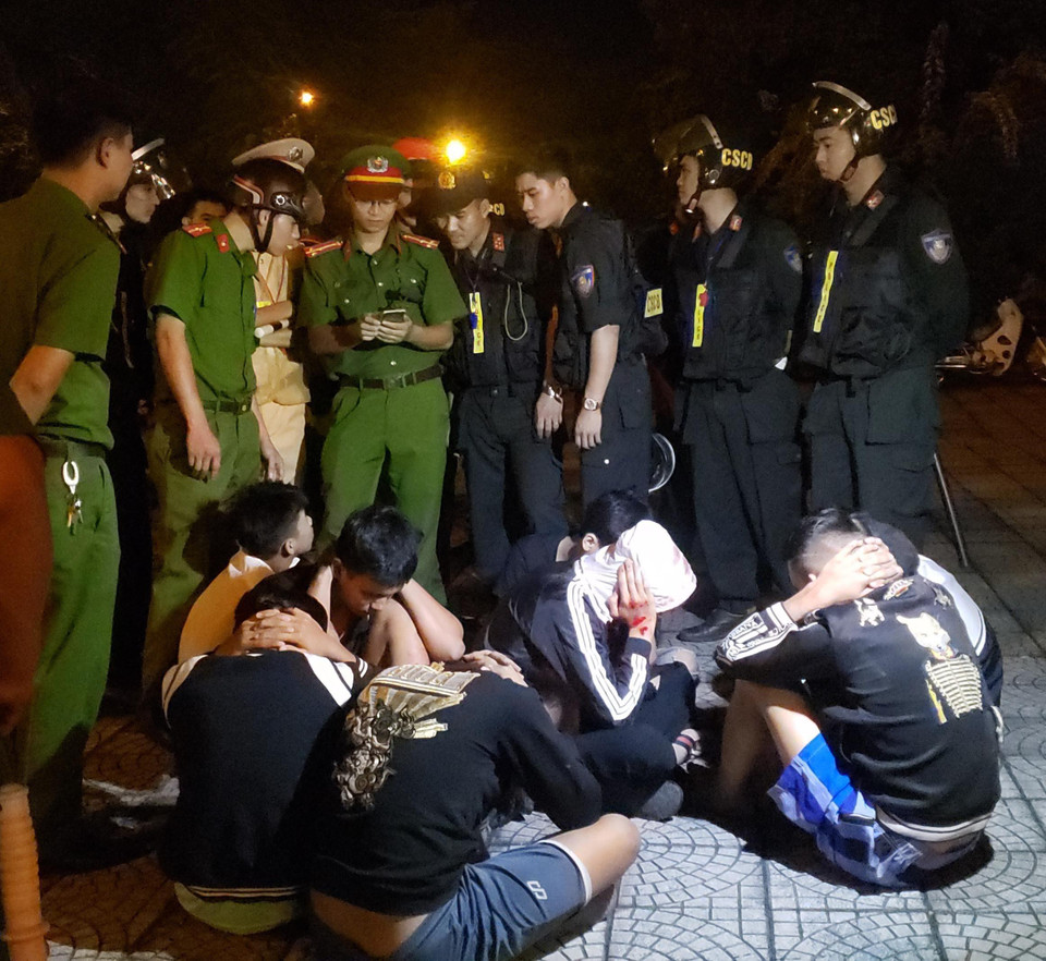 Các đối tượng đua xe trái phép bị bắt giữ. (Ảnh: Hoàng Hùng/TTXVN)