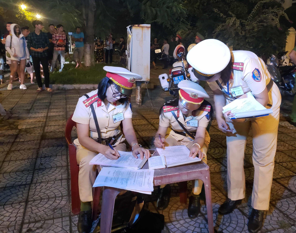 Lực lượng chức năng lập biên bản, thu giữ nhiều xe máy của các đối tượng đua xe trái phép. (Ảnh: Hoàng Hùng/TTXVN)