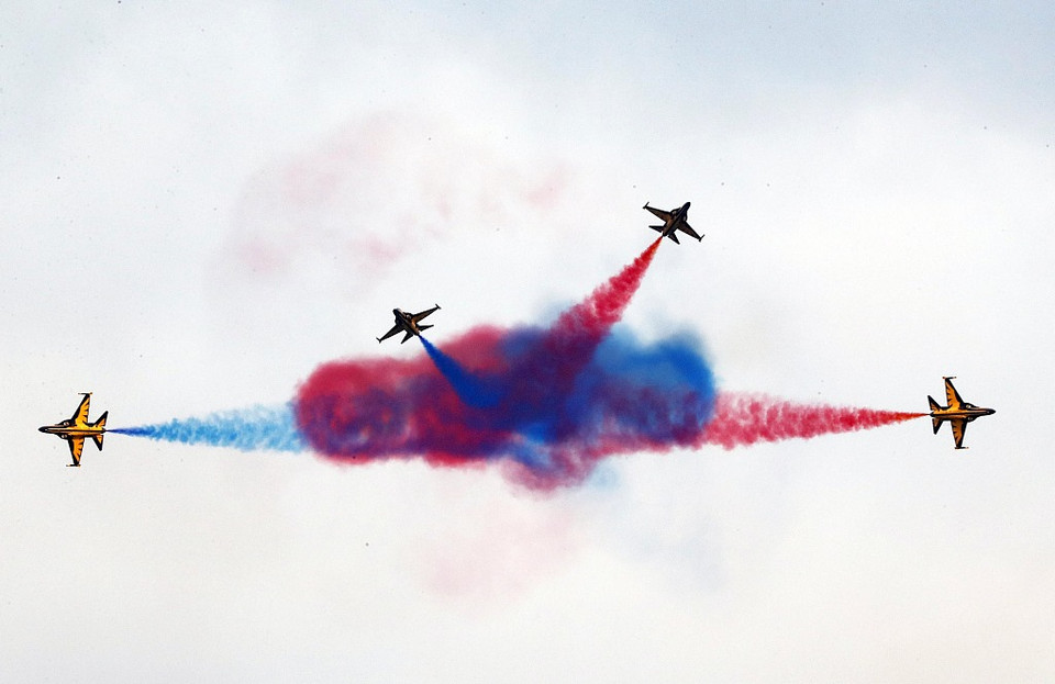 Các máy bay thực hiện những màn nhào lộn theo đội hình đặc sắc nhưng cũng đầy nguy hiểm. (Ảnh: VCG)