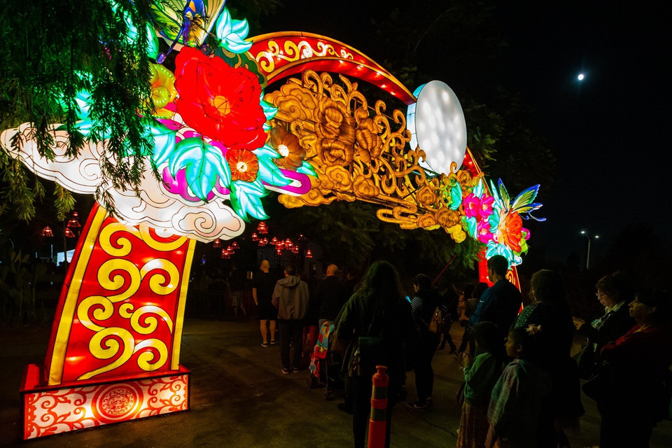 Du khách chiêm ngưỡng các tác phẩm tại Lễ hội đèn lồng nghệ thuật "Khu rừng Ánh trăng" ở Los Angeles (Mỹ )ngày 9/11/2019. (Ảnh: THX/ TTXVN)