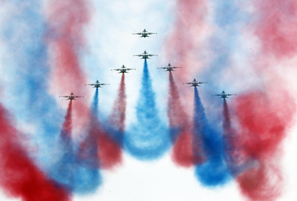 Màn trình diễn bay nhào lộn là một phần trong lễ chào mừng Hội nghị cấp cao đặc biệt Hàn Quốc-ASEAN. (Ảnh: VCG)