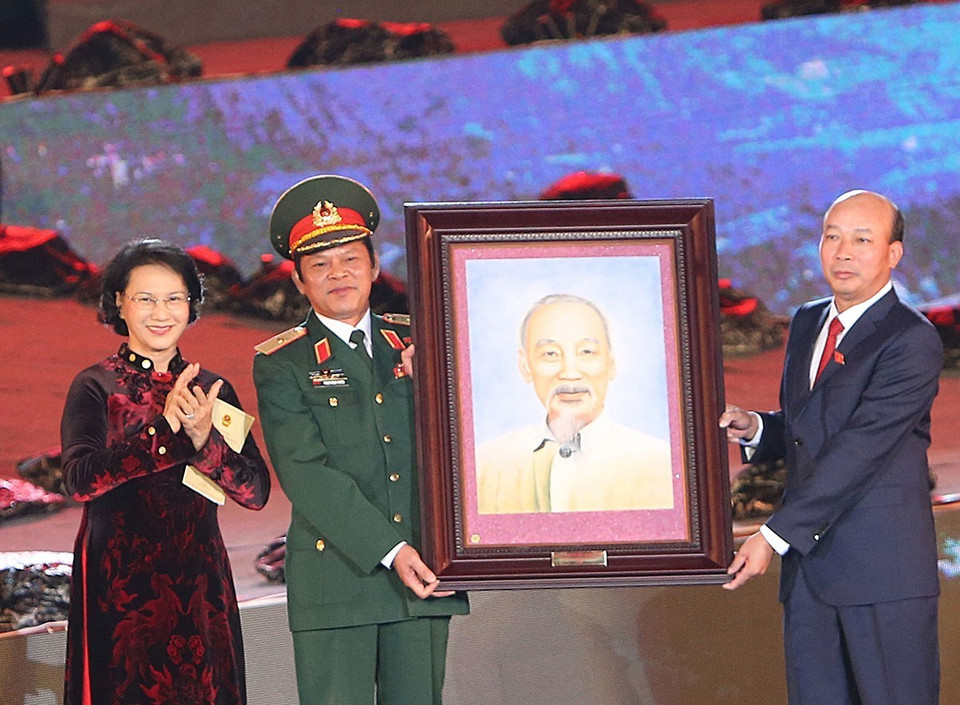 Chủ tịch Quốc hội Nguyễn Thị Kim Ngân tặng bức ảnh Chủ tịch Hồ Chí Minh cho ngành Than và Tổng Công ty than Đông Bắc tại Lễ kỷ niệm 80 Ngày truyền thống công nhân Vùng mỏ-Truyền thống ngành Than, diễn ra vào tối 11/11/2016. (Ảnh: Trọng Đức/TTXVN)