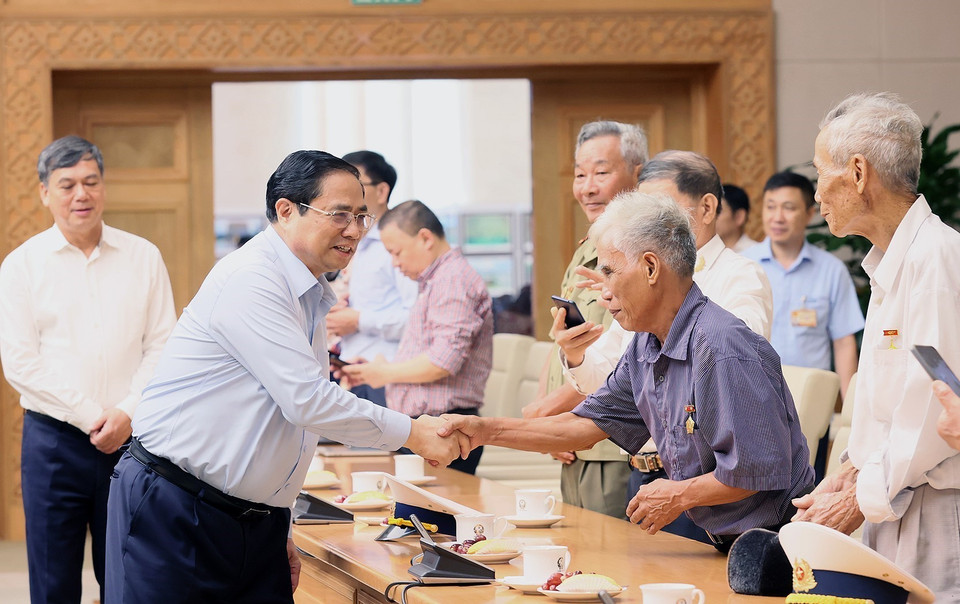 Nhân kỷ niệm 76 năm ngày Thương binh-Liệt sỹ (27/7/1947-27/7/2023), sáng 6/7/2023, tại Hà Nội, Thủ tướng Phạm Minh Chính gặp Đoàn Đại biểu Người có công Tiêu biểu tỉnh Nam Định. (Ảnh: Dương Giang/TTXVN)