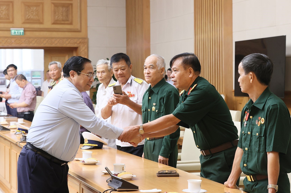 Thủ tướng Phạm Minh Chính bắt tay các đại biểu người có công tiêu biểu tỉnh Nam Định. (Ảnh: Dương Giang/TTXVN)