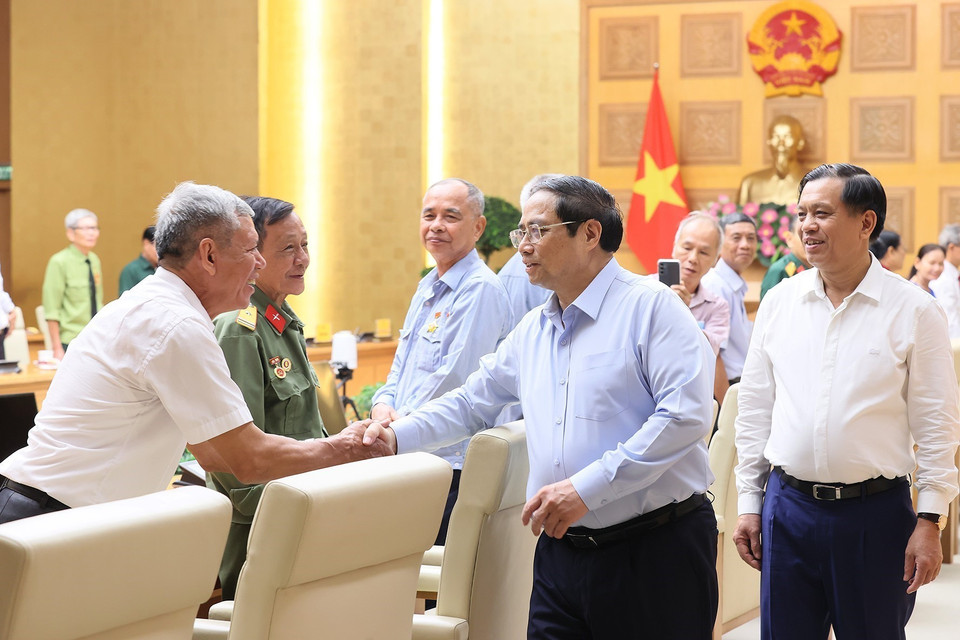 Thủ tướng Phạm Minh Chính hỏi thăm những người có công tiêu biểu tỉnh Nam Định. (Ảnh: Dương Giang/TTXVN)