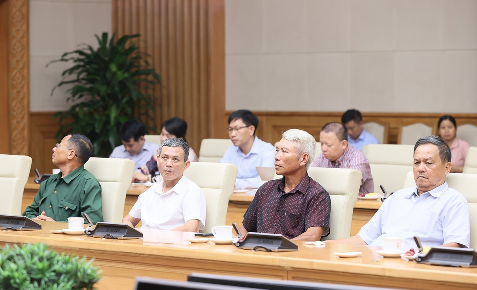 Thủ tướng Phạm Minh Chính phát biểu, nói chuyện với người có công tiêu biểu tỉnh Nam Định. (Ảnh: Dương Giang/TTXVN)