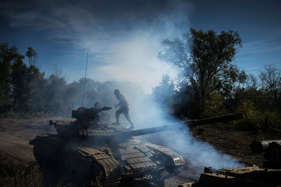 Các loại vũ khí hạng nhẹ được rút khỏi khu vực chiến tuyến ở Lugansk, miền Đông Ukraine. (Ảnh: Sputnik)