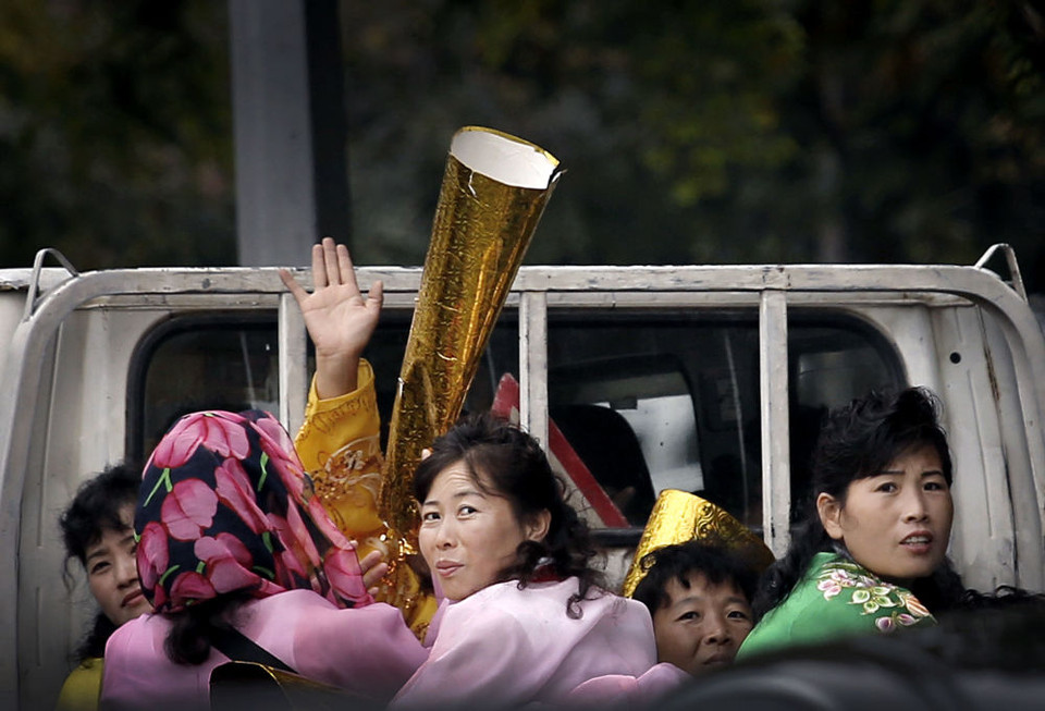 Chiếc xe tải chở người dân chuẩn bị tham gia lễ duyệt binh 70 năm ngày thành lập Đảng Lao động Triều Tiên. (Ảnh: AP)