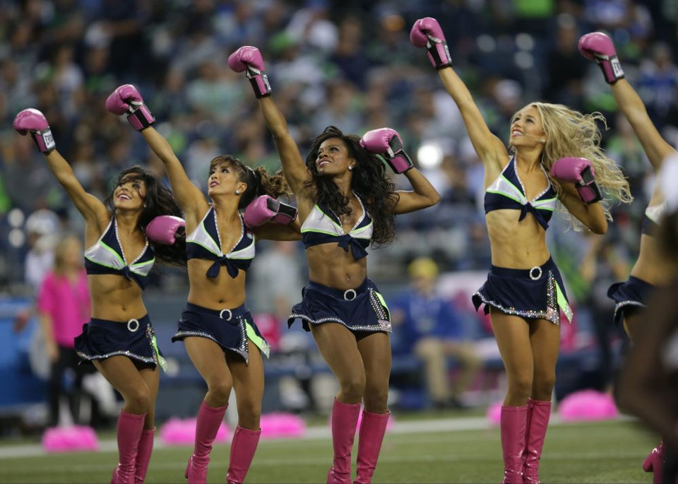 Các hoạt náo viên của đội Seattle Seahawks trình diễn tại giải bóng bầu dục của Mỹ nhằm nâng cao nhận thức về căn bệnh ung thư vú. (Ảnh: AP)