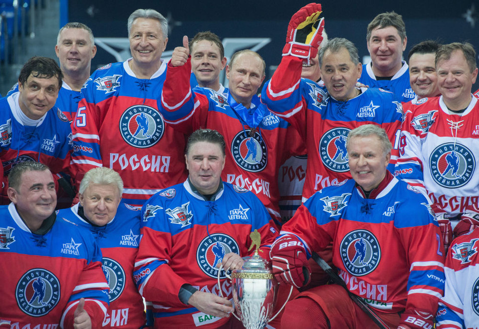 Tổng thống Nga Vladimir Putin chụp ảnh sau trận đấu hockey với các vận động viên từng thi đấu tại Giải hockey nhà nghề Mỹ ở Sochi. (Ảnh: Sputnik)