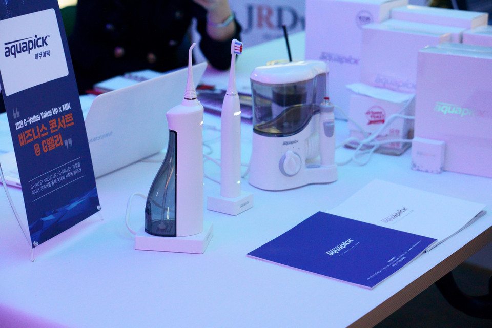 Nhiều sản phẩm công nghệ độc đáo sản xuất ở Hàn Quốc đã được giới thiệu tại G-Valley Business Concert. (Ảnh: Vi Diệu/Vietnam+)