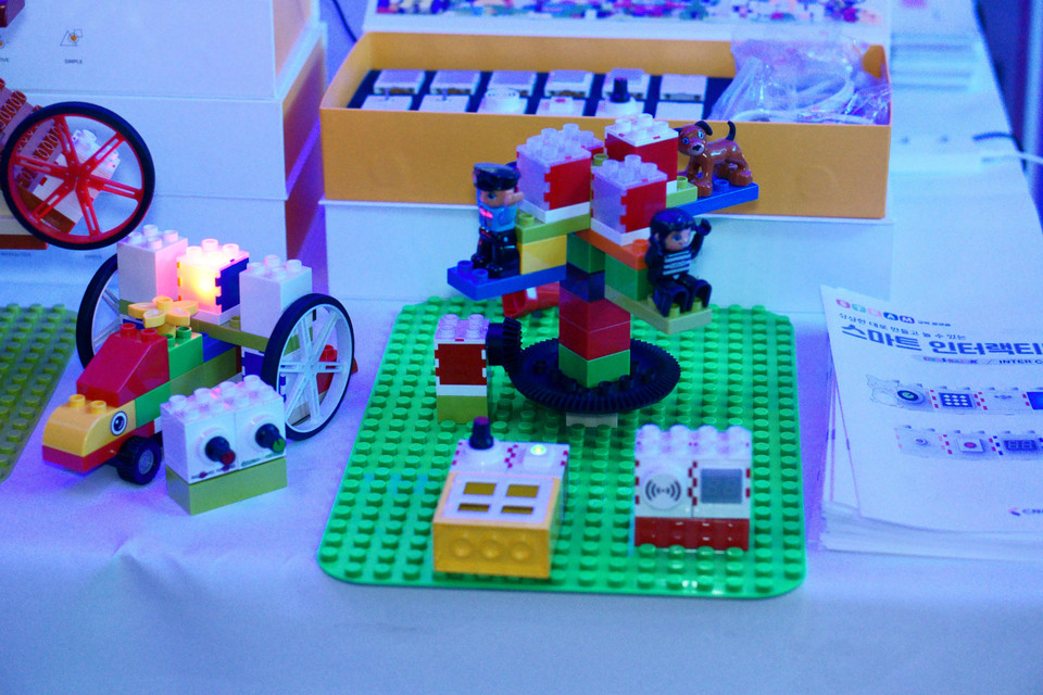 Nhiều sản phẩm công nghệ độc đáo sản xuất ở Hàn Quốc đã được giới thiệu tại G-Valley Business Concert. (Ảnh: Vi Diệu/Vietnam+)