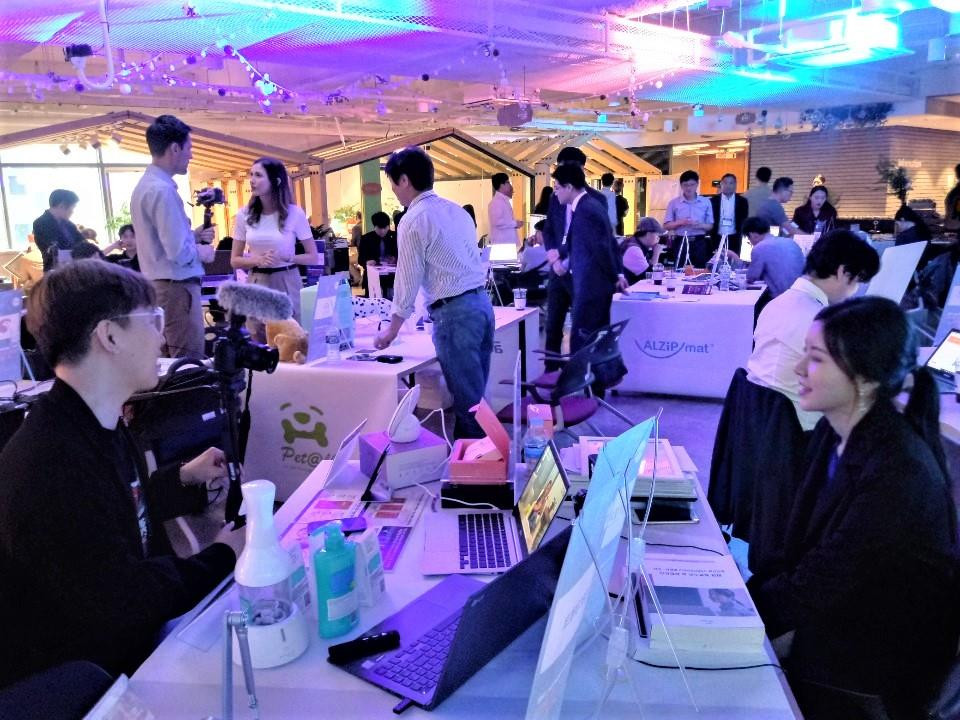 Hội chợ G-Valley Business Concert là cơ hội để các doanh nghiệp Hàn Quốc quảng bá sản phẩm và gặp gỡ các đối tác, nhà đầu tư trên toàn cầu. (Ảnh: AVING News)