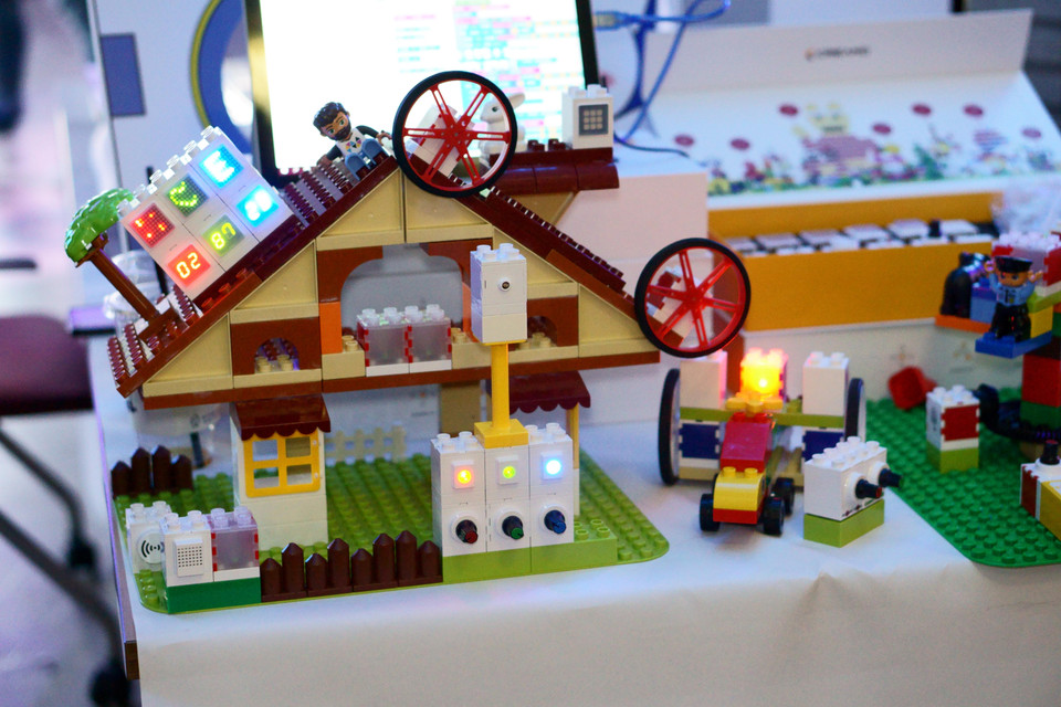 Nhiều sản phẩm công nghệ độc đáo sản xuất ở Hàn Quốc đã được giới thiệu tại G-Valley Business Concert. (Ảnh: Vi Diệu/Vietnam+)