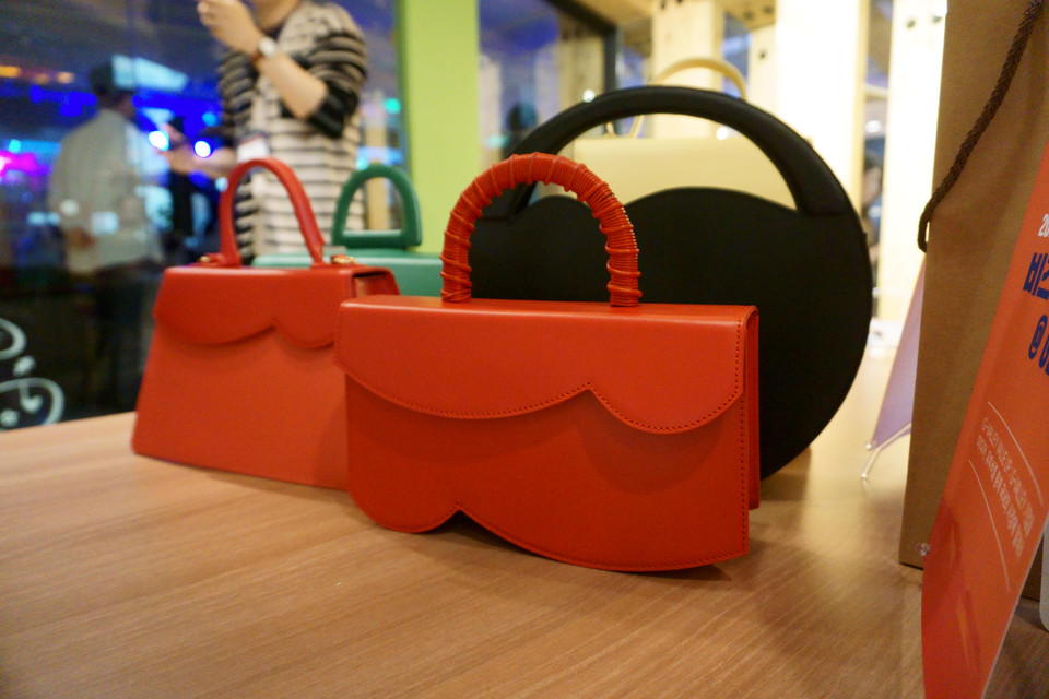 Nhiều sản phẩm công nghệ độc đáo sản xuất ở Hàn Quốc đã được giới thiệu tại G-Valley Business Concert. (Ảnh: Vi Diệu/Vietnam+)