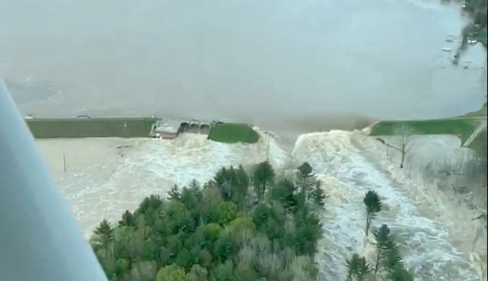 Ảnh chụp đoạn vỡ đập Edenville. (Nguồn: Reuters)